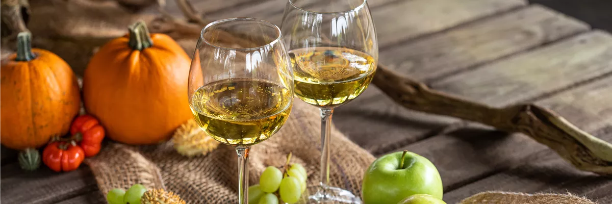 Herbstdeko - Sekt und Herbstfrüchte
