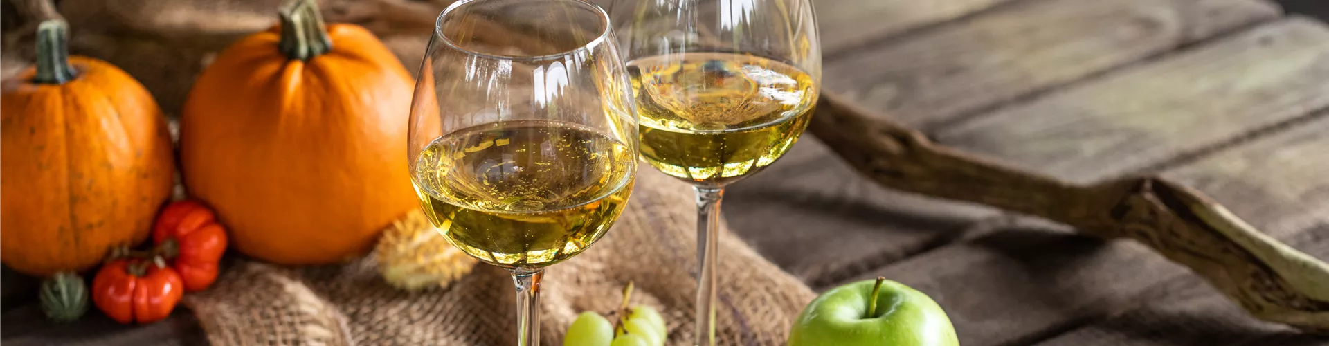 Herbstdeko - Sekt und Herbstfrüchte