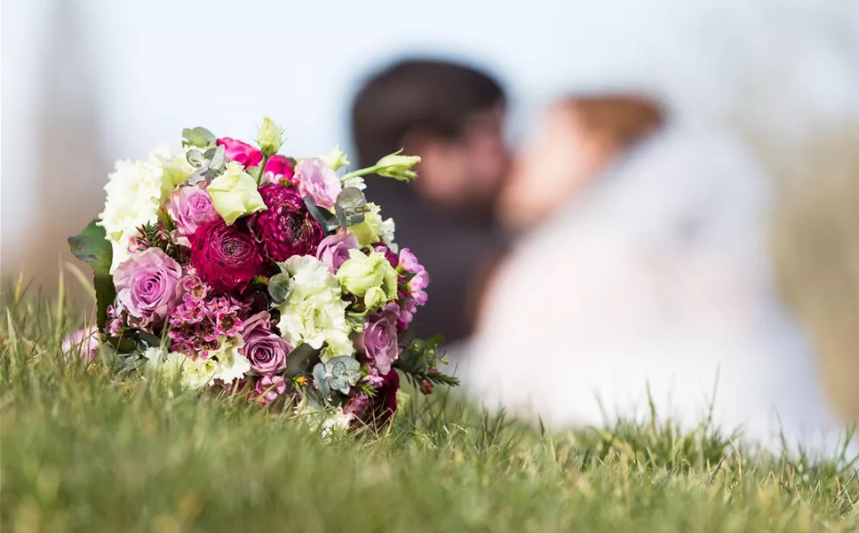 ... wenn die Augen vor Freude strahlen, die Blumen und Gräser sich im Wind bewegen und kleine Kinderhände sich mit Blütenblättern füllen ... ... wenn die Augen vor Freude strahlen, die Blumen und Gräser sich im Wind bewegen und kleine Kinderhände sich mit Blütenblättern füllen ...